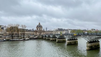 L'Académie française, avec sa célèbre coupole, et le Pont des Arts, à Paris (15 avril 2023) (BENJAMIN POLGE / HANS LUCAS / AFP)