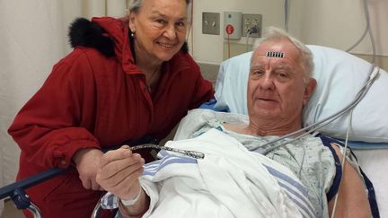 Arthur Lampitt et sa femme&nbsp;Betty &agrave; l'h&ocirc;pital apr&egrave;s l'op&eacute;ration qui a permis d'extraire une tige m&eacute;tallique de 17,7 cm de son avant-bras gauche, le 31 d&eacute;cembre 2014. (JESSE BOGAN / AP / SIPA)