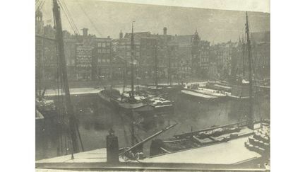 A côté des scènes de rue animées, Breitner fait des vues statiques de quartiers d&#039;Amsterdam tranquilles, sans passants.
 (Collection Rijksmuseum, Amsterdam)