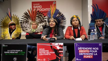 Des membres de la tribu Guajajara sont à Paris, le 12 novembre 2019. (THOMAS SAMSON / AFP)