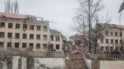 Des bâtiments très endommagés à Soledar, dans l'est de l'Ukraine, photographiés le 20 novembre 2022. Photo d'archives. (DIEGO HERRERA CARCEDO / ANADOLU AGENCY / AFP)