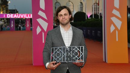 Le réalisateur américain Shane Atkinson pose avec le Prix du Public, le Prix de la Critique et le Grand Prix pour le film "Laroy" lors de la cérémonie de clôture du 49ème Festival du Film Américain de Deauville le 10 septembre 2023 à Deauville. (JACQUES BENAROCH/SIPA / SIPA)