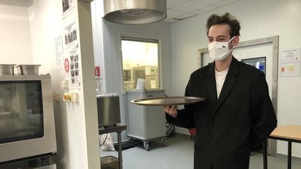 Comme Maël, étudiant au CFA de Bordeaux, les apprentis se sont entraînés au service en salle dans les cuisines pédagogiques de leur école. (BASTIEN MUNCH / RADIOFRANCE)