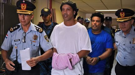 Ronaldo de Assis Moreira dit Ronaldinho et son frère, Roberto, au Paraguay. (NORBERTO DUARTE / AFP)