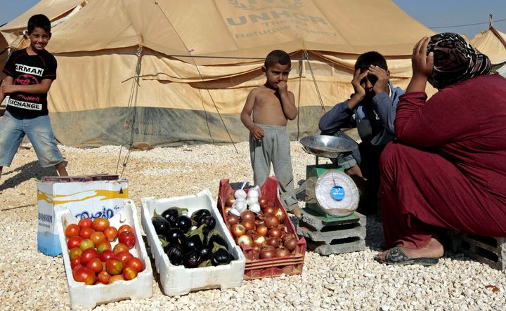 Dans le camp de Zaatari, en Jordanie, une femme vend des l&eacute;gumes, le 3 janvier 2013. (KHALIL MAZRAAWI / AFP)