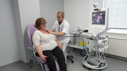 Un infirmier au centre médical d'Oberbruck (Haut-Rhin) ausculte une patiente lors d'une téléconsultation en direct avec un médecin d'Avignon (Vaucluse), le 1er avril 2017. (THIERRY GACHON / MAXPPP)