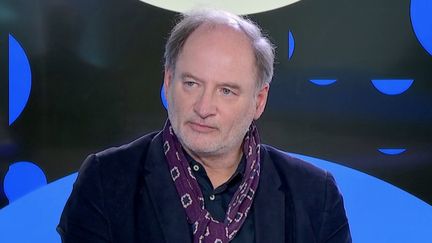 Henri Vernet, rédacteur en chef adjoint du service politique du "Parisien", est l'invité du&nbsp;23h&nbsp;dimanche 28 novembre afin de commenter la maison commune lancée pour soutenir la candidature d'Emmanuel Macron à la présidentielle. (FRANCEINFO)