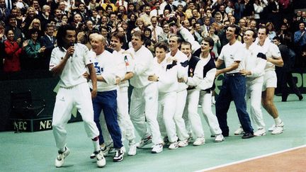 La danse des joueurs de tennis de l'&eacute;quipe de France qui remporte la Coupe Davis au stade Gerland &agrave; Lyon (Rh&ocirc;ne) le 1er d&eacute;cembre 1991 (MAXPPP )