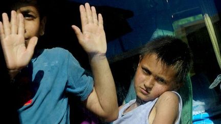 Le 8 juin 2011, des jeunes réfugiés syriens quittent le camp après une période d’accalmie en Syrie.

Les réfugiés ont le mal du pays, mais les retours restent rares.  (AFP PHOTO / MUSTAFA OZER)