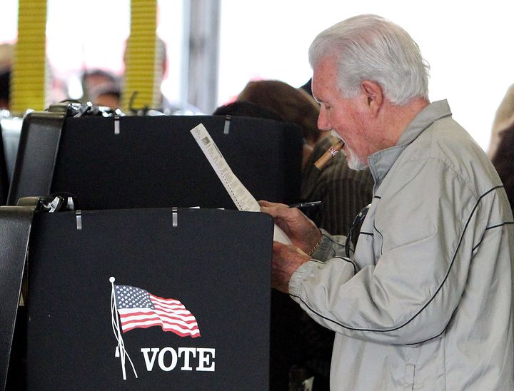 Un &eacute;lecteur vote &agrave; Miami (Floride), le 6 novembre 2012. (DAVID SANTIAGO / AP / SIPA)