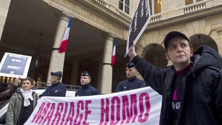 Des membres d'Act-Up manifestent à Paris, le 18 janvier 2011. (JOEL SAGET / AFP)