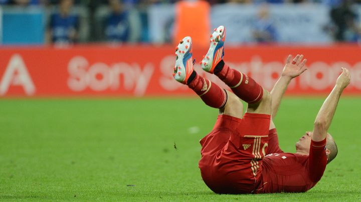 La d&eacute;tresse du milieu de terrain Arjen Robben, en grande partie responsable de la d&eacute;faite du Bayern Munich en finale de la Ligue des Champions. (CHRISTOF STACHE / AFP)