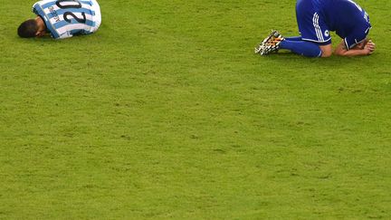 L'Argentin Sergio Aguero (G) et le Bosniaque&nbsp;Ermin Bicakcic lors du match Argentine -&nbsp;Bosnie-Herz&eacute;govine &agrave; Rio de Janeiro, le 15 juin 2014. (YASUYOSHI CHIBA / AFP)