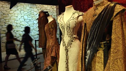 Costumes de "Game of Thrones" exposés au carrousel du Louvre, à Paris (7 septembre 2015)
 (Loïc Venance / AFP)