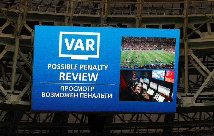 L'écran géant du stade Loujniki de Moscou annonce le recours à l'assistance vidéo lors de la finale de la Coupe du monde entre la France et la Croatie, dimanche 15 juillet. (KAI PFAFFENBACH / AFP)