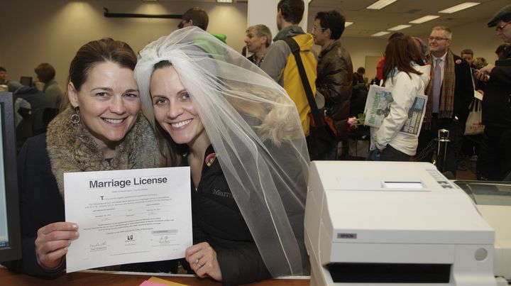 Jeri et Amy Andrews, deux Am&eacute;ricaines, exhibent leur certificat de mariage, le 6 d&eacute;cembre 2012 &agrave; Seattle (Washington, Etats-Unis). (MARCUS DONNER / REUTERS )