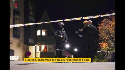 Des policiers à Kongsberg (Norvège) (FRANCEINFO)