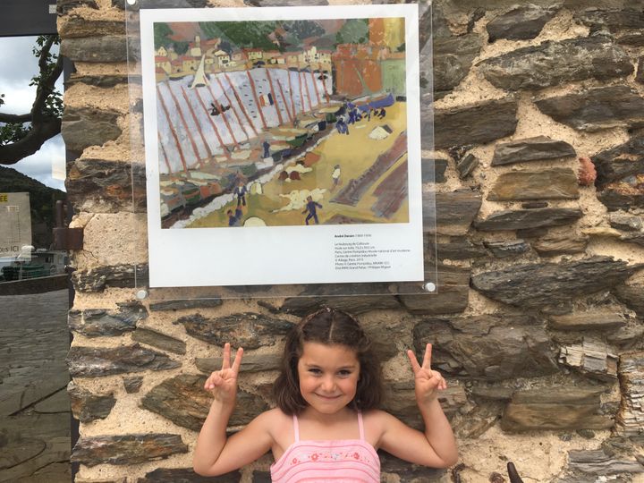 Maÿline sous la reproduction de la toile d'André Derain, Le faubourg de Collioure. (INGRID POHU / RADIO FRANCE)