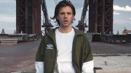 Orelsan dans le clip "Basique", septembre 2017.
 (Saisie écran)