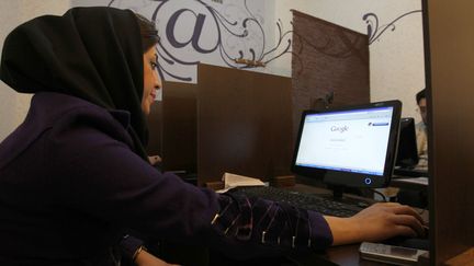 Une Iranienne dans un cyber caf&eacute;, &agrave; T&eacute;h&eacute;ran, la capitale de l'Iran, le 24 janvier 2011. (ATTA KENARE / AFP)