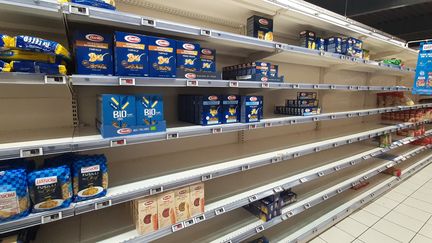 Le rayon de pâtes a été dévalisé à l'Intermarché de Crépy-en-Valois (Oise), le 3 mars 2020. (VALENTIN DUNATE / RADIO FRANCE)