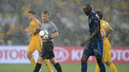 L'arbitre de France - Ukraine interrompt le match