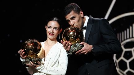 Les deux lauréats du Ballon d'or 2024 : la Barcelonaise Aitana Bonmati et son compatriote de Rodri (Manchester City), le 28 octobre 2024, à Paris. (FRANCK FIFE / AFP)