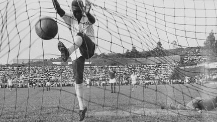 L'attaquant brésilien de Santos, Pelé, marque un but face à l'équipe paraguayenne de Guarani, en 1958. (PICTORIAL PARADE / ARCHIVE PHOTOS / GETTY IMAGES)