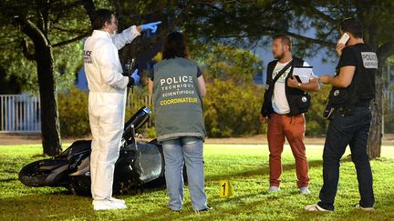 La police scientifique enqu&ecirc;te sur le meurtre d'un homme &agrave; Marseille, le 18 juillet 2014. (BORIS HORVAT / AFP)