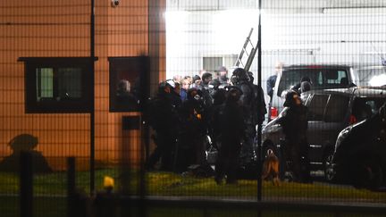 Des membres du Raid interviennent à la prison d'Alençon, à Condé-sur-Sarthe (Orne), le 5 mars 2019. (JEAN-FRANCOIS MONIER / AFP)