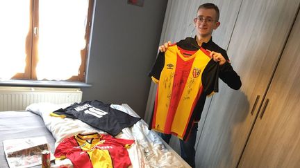 Un jeune supporter du RC Lens souffrant de surdité a été harcelé sur les réseaux sociaux au début de l'année 2021. Le club de foot a pris sa défense, lundi 11 janvier. (France 3)