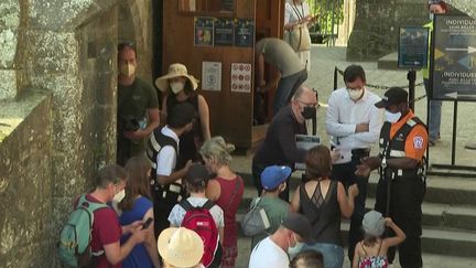 Le Mont-Saint-Michel (Manche), l'un des lieux les plus visités de France, retrouve petit à petit ses touristes venus du monde entier. Pour accéder à l'abbaye, ils&nbsp;doivent présenter un pass sanitaire, mais pour certains étrangers, cette mesure est parfois compliquée (CAPTURE ECRAN FRANCE 2)