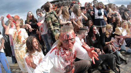 Quelques-uns des deux cent cinquante participants &agrave; la "zombie walk", le 29 octobre 2011 &agrave; Bordeaux. (THEILLET / SUD OUEST / MAXPPP)