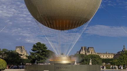 La vasque de la flamme olympique au centre du Grand Bassin Rond du jardin des Tuileries, proche de la Pyramide du Louvre, le 28 juillet 2024, à Paris. (STEPHANE ALLAMAN/SIPA / SIPA)