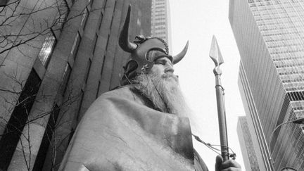 Le compositeur Moondog photographié dans les rues de New York en 1972 en tenue de Viking&nbsp; (LANDOV / MAXPPP)