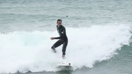 Surf : 5 ans après une attaque de requin, il remonte sur sa planche