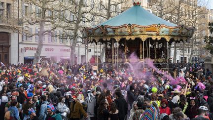 Des milliers de personnes participent à un carnaval sauvage sur la Canebière, à Marseille (Bouches-du-Rhône), le 21 mars 2021. (CHRISTOPHE SIMON / AFP)