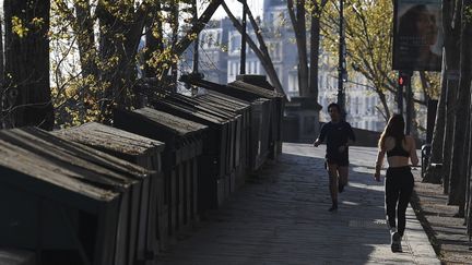 Les boites fermées des bouquinistes, sur les quais de Seine, le 8 avril 2020. (ALAIN JOCARD / AFP)