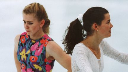 Tonya Harding (à gauche) et Nancy Kerringan lors d'un entraînement à Lillehammer, le 17 Février 1994. En janvier le genou de Nancy Kerrigan avait été frappé d'une barre de fer, une agression commanditée par Tonya Harding
 (ANDREAS ALTWEIN / DPA / DPA/AFP)