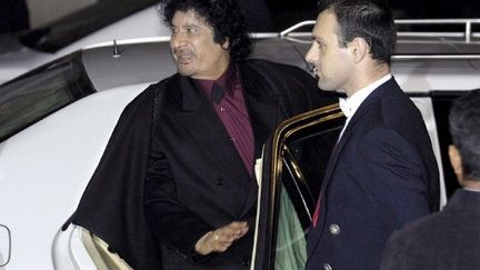 Mouamar Kadhafi, en visite officielle, quittant l'Elysée (12 décembre 2007) (STEPHANE DE SAKUTIN / AFP)