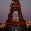 Les anneaux olympiques sur la façade de la tour Eiffel, à Paris, le 14 juillet 2024. (DIMITAR DILKOFF / AFP)