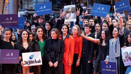 Action de solidarité avec les manifestants en Iran sur le tapis rouge à l'occasion du 73e Festival International du Film de Berlin, le 18 février 2023 (SNAPSHOT-PHOTOGRAPHY/K M KRAUSE/ / SHUTTERSTOCK SIPA)