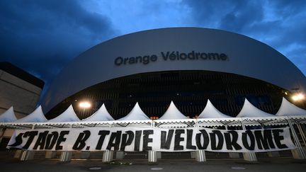 Depuis l'annonce du décès de Bernard Tapie, le 3 octobre 2021, de nombreux supporters de l'OM viennent lui rendre hommage devant le stade Vélodrome de Marseille.&nbsp; (GEORGES ROBERT / MAXPPP)