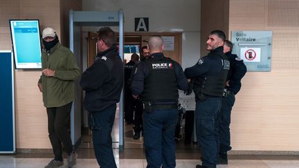 Un accusé entouré de plusieurs policiers, au tribunal d'Avignon (Vaucluse), le 6 décembre 2024. (ANGELINE DESDEVISES / AFP)