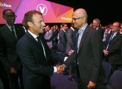 Emmanuel Macron et le PDG de Microsoft Corporation Satya Nadella, au salon VivaTech, le 24 mai 2018, à Paris.&nbsp; (MICHEL EULER / POOL / AFP)