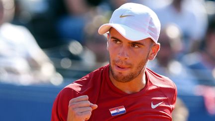 Borna Coric&nbsp;célèbre un point lors de son match décisif contre l'Américain Frances Tiafoe&nbsp;en demi-finale de Coupe Davis, le 16 septembre 2018, à Zadar&nbsp;(Croatie).&nbsp; (STR / AFP)