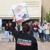 Une femme brandit une pancarte sur la "place des otages" à Tel-Aviv (Israël), le 6 décembre 2023. (ROBIN PRUDENT / FRANCEINFO)