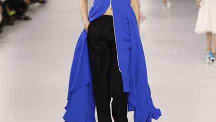 Robe bustier en soie bleu cobalt sur pantalon en laine noire. Dior collection prêt-à-porter Croisière 2014.
 (Dior)