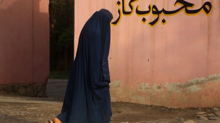 Une femme afghane vêtue d'une burqa marche dans la province de Badakhshan, le 29 août 2024. (OMER ABRAR / AFP)