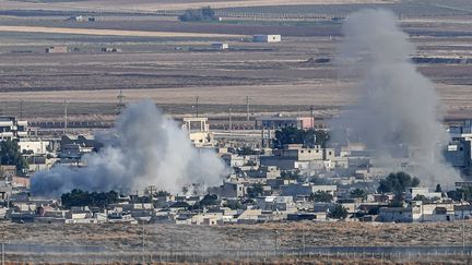 Vue de la ville de&nbsp;Ras al-Aïn, en Syrie, lors de l'offensive turque.&nbsp; (OZAN KOSE / AFP)